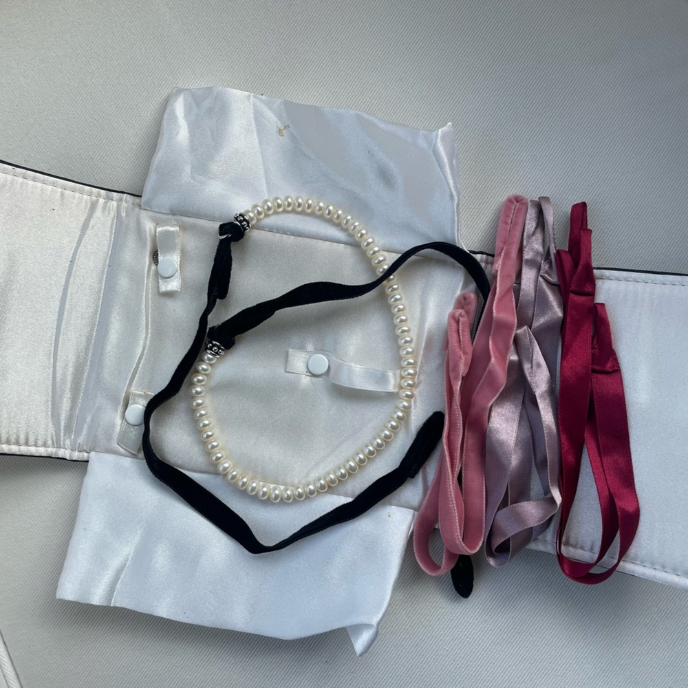 Honors freshwater pearl necklace with ribbon ties